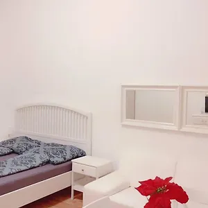 Premier Studio 2p Lg Apartment